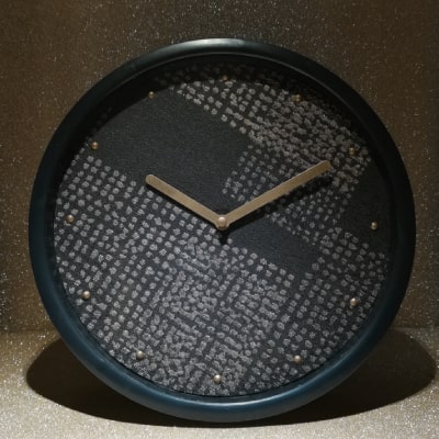 Un orologio da parete nero con puntini e lancette dorati. Un design geometrico e raffinato che trasmette modernità e lusso. Un’aggiunta sofisticata e contemporanea all’arredamento.