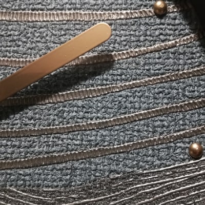 Secondo particolare: L'orologio blu moderno con onde dorate dall'effetto tessuto unisce modernità e lusso. La base tessile blu, le onde dorate e le lancette nere creano un design sofisticato. Un regalo unico per aggiungere stile e dinamismo all'arredamento.