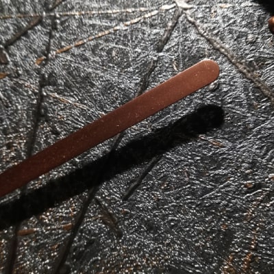 Primo particolare: L'orologio moderno nero con linee intersecate color rame effetto metallo in rilievo è un pezzo unico nell'home decor. La tonalità nera aggiunge eleganza, mentre le linee color rame conferiscono lusso, creando uno stile sofisticato e contemporaneo.