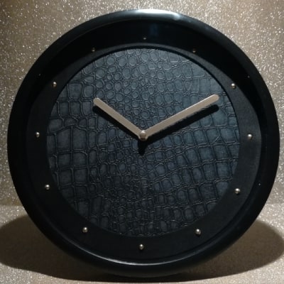 L'orologio di design nero con stampa animalier in rilievo è un pezzo unico nell'arredamento d'interni. La tonalità nera aggiunge eleganza, mentre la stampa animalier conferisce audacia. Con bordo nero e lancette dorate, è un elemento di stile sofisticato. Perfetto come regalo speciale.