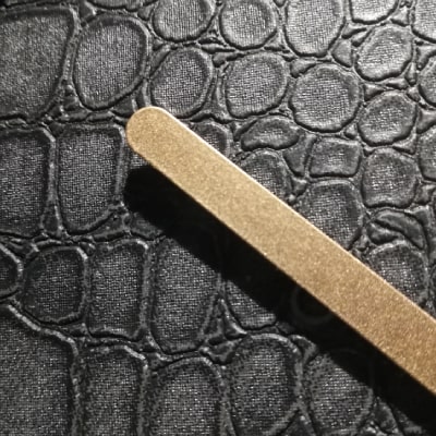 Primo particolare: L'orologio di design nero con stampa animalier in rilievo è un pezzo unico nell'arredamento d'interni. La tonalità nera aggiunge eleganza, mentre la stampa animalier conferisce audacia. Con bordo nero e lancette dorate, è un elemento di stile sofisticato. Perfetto come regalo speciale.