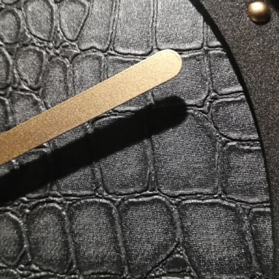Secondo particolare: L'orologio di design nero con stampa animalier in rilievo è un pezzo unico nell'arredamento d'interni. La tonalità nera aggiunge eleganza, mentre la stampa animalier conferisce audacia. Con bordo nero e lancette dorate, è un elemento di stile sofisticato. Perfetto come regalo speciale.